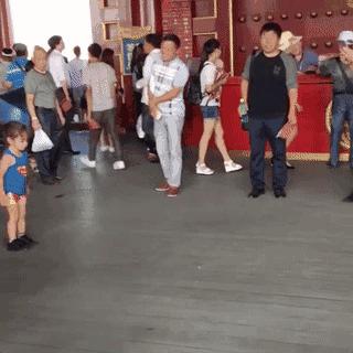 拥有6块腹肌的5岁孩子，人送外号“小泰山”！成年人都要跪了……