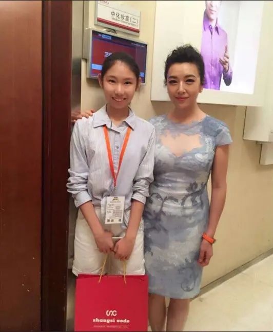 江珊最新穿衣打扮,江珊长得特别漂亮