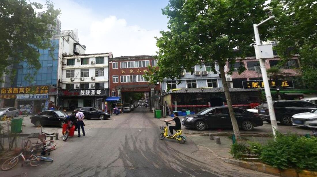 武汉南湖边有哪些大学,武汉大学门口的古街