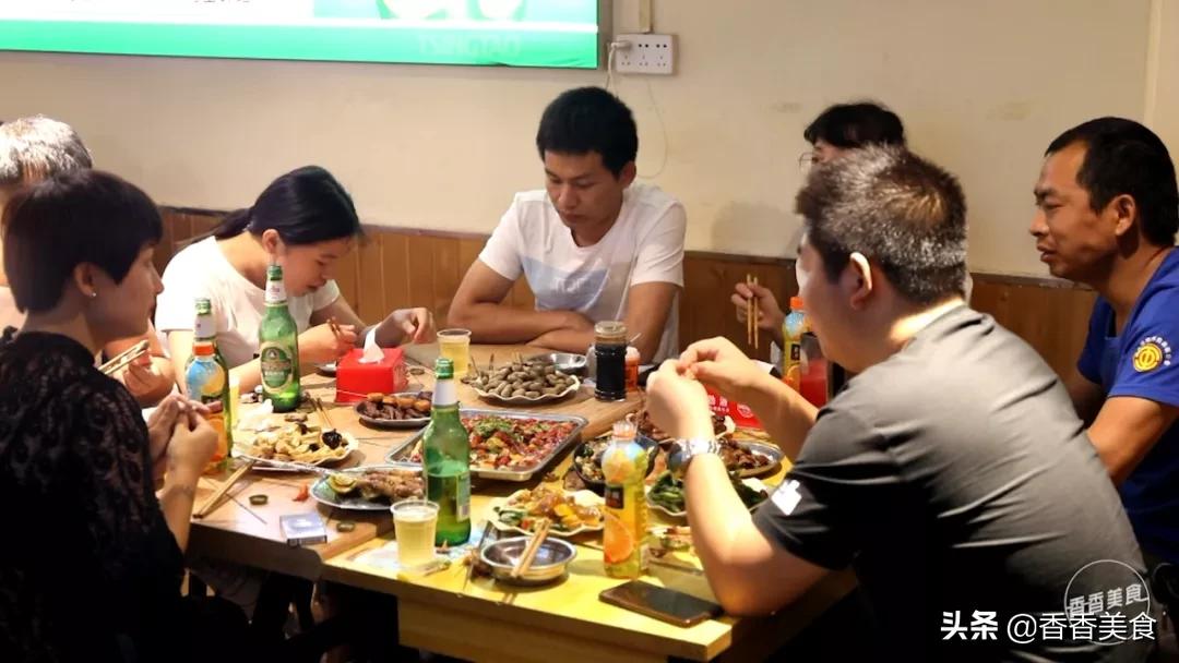 藏在巷子里的特色烧烤,老街里烧烤青岛