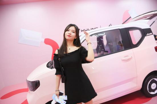 五菱宏光miniev马卡龙新色,五菱宏光miniev马卡龙黄色现车