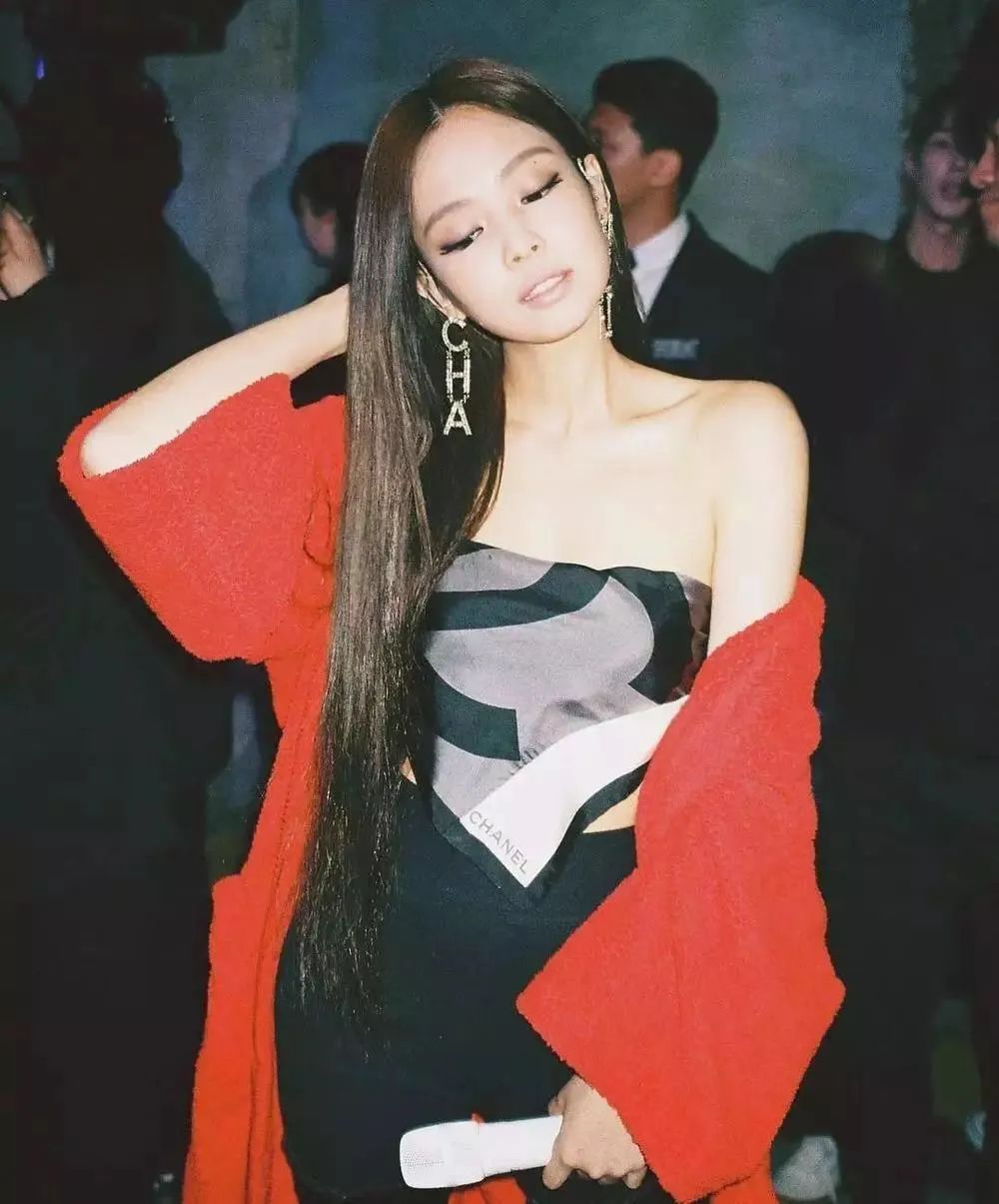 桑蚕丝丝巾春季怎样搭配衣服,春季长丝巾的系法简单又漂亮