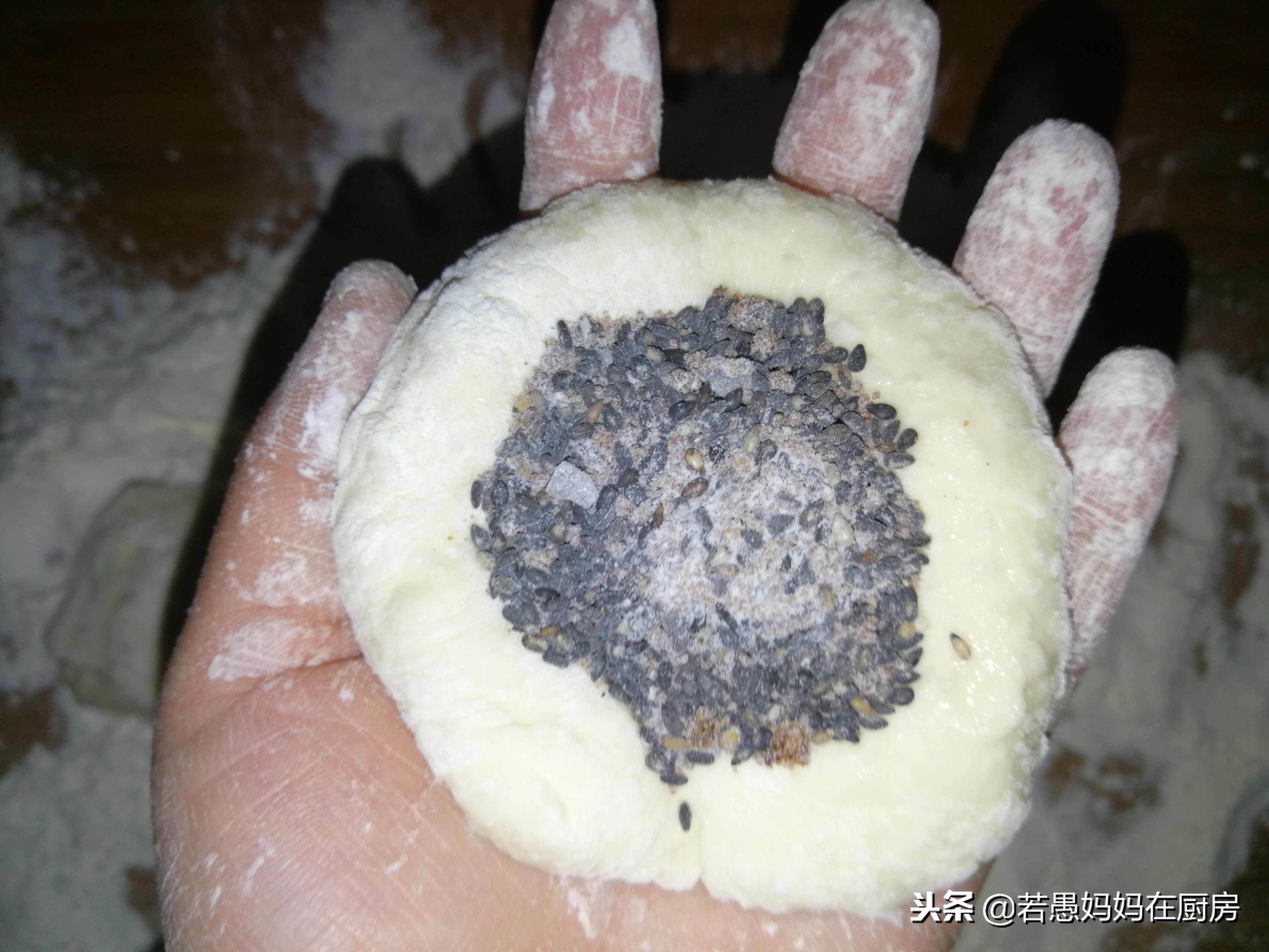 这面和的像稀泥，做出来的饼柔软筋道，放凉都不会硬，做法超简单