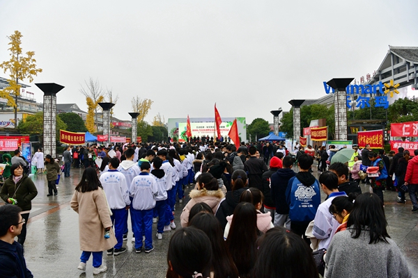 “主动检测，知艾防艾，共享健康”，阆中在行动