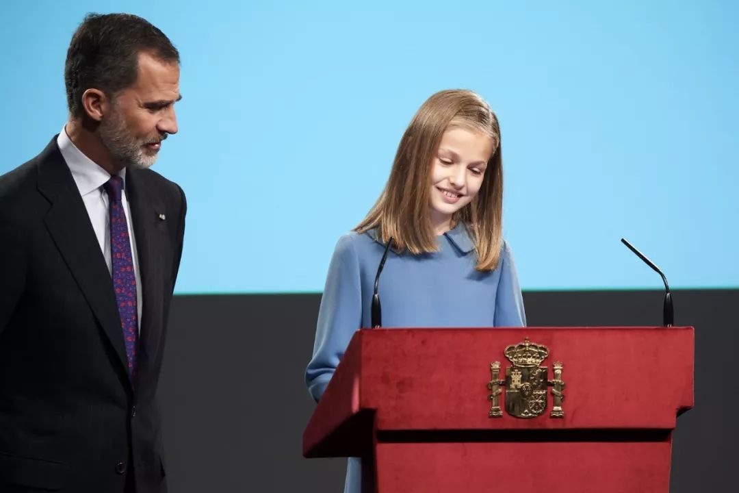 西班牙公主莱昂诺尔给父亲打伞,西班牙王室小公主给父亲的惊喜