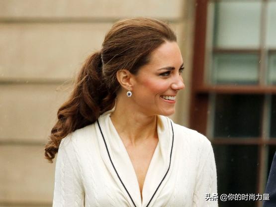 凯特王妃又戴莲花王冠,凯特王妃加冕时戴的什么耳环