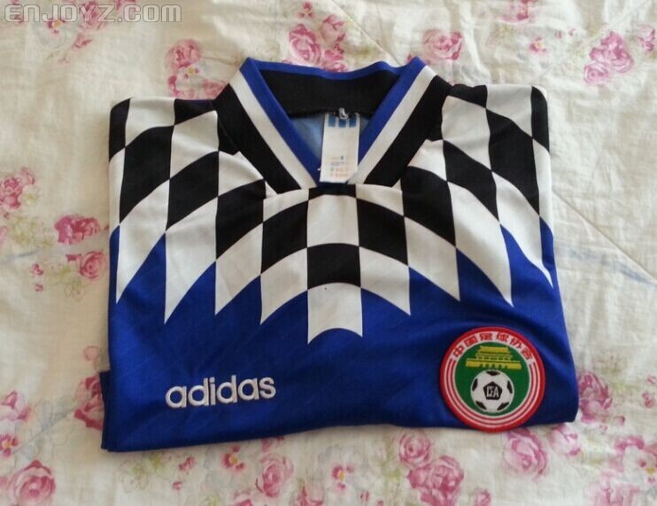 国足球衣都是红和白吗,国足球衣2007