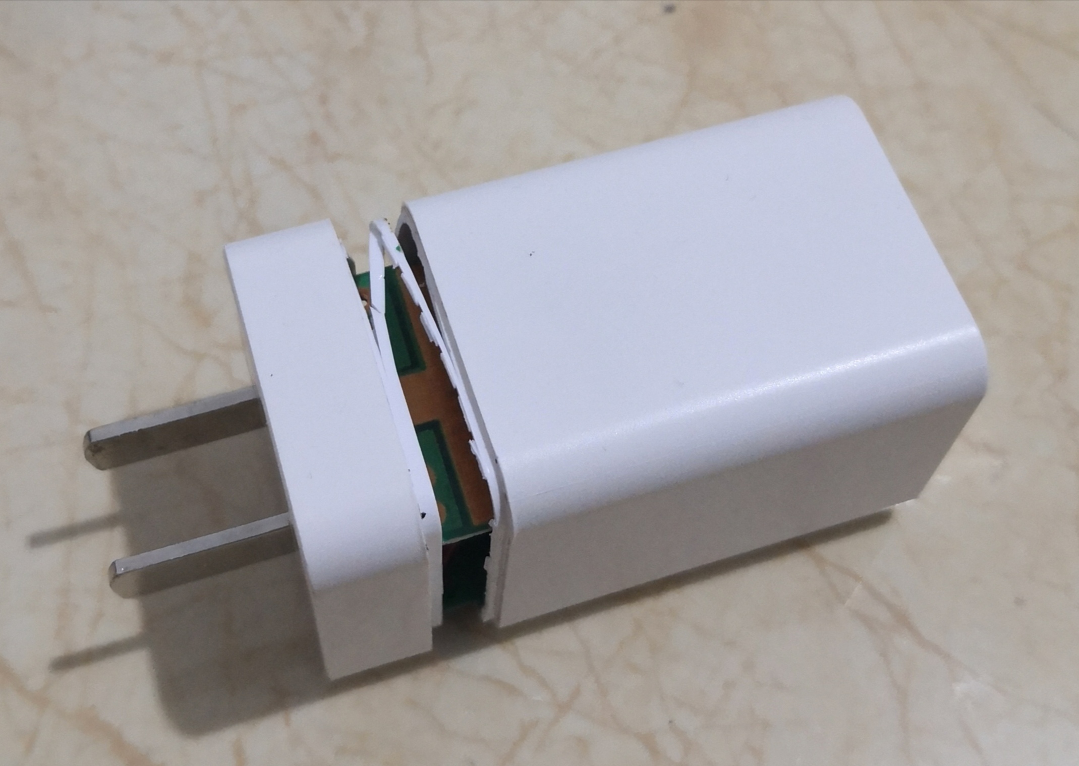 山寨也越来越舍得花成本了！拆解一个高仿的山货OPPO充电头