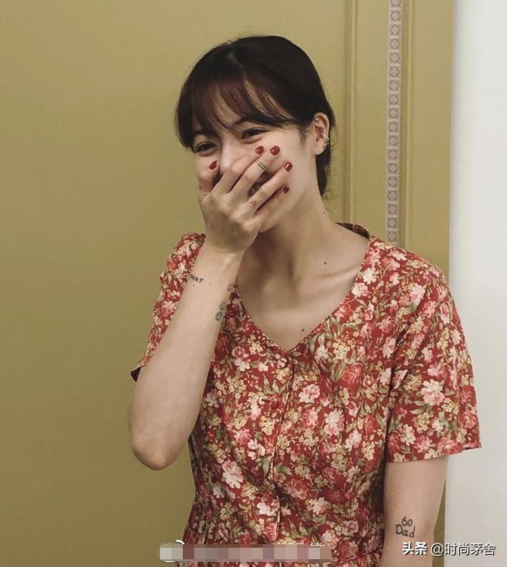 金泫雅一如既往的豪放穿搭,穿雨靴的金泫雅