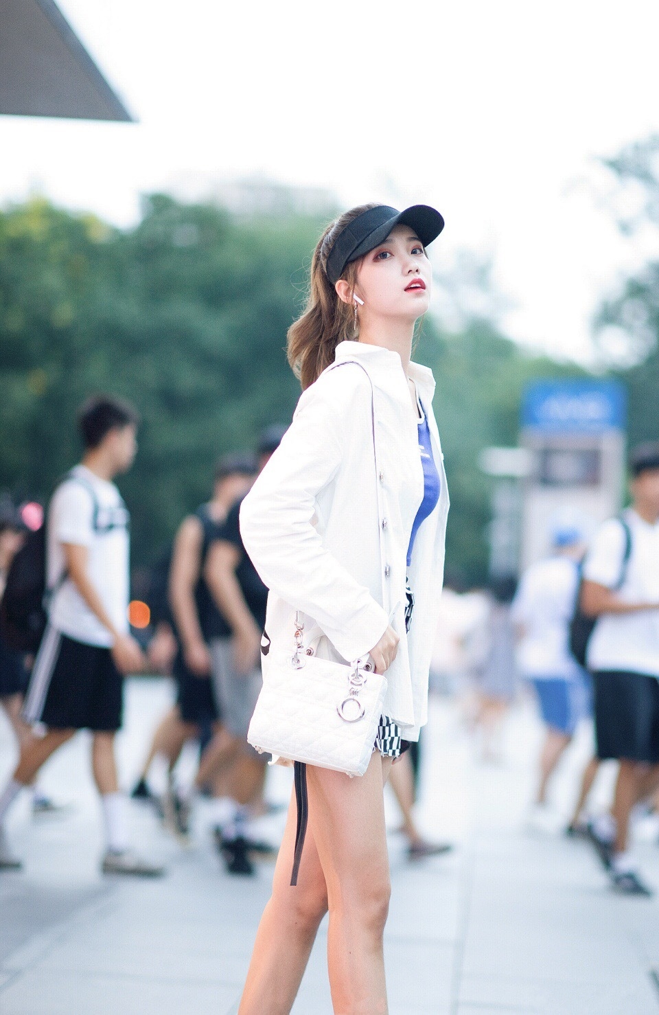 怀念当“足球宝贝”的日子，逛街还穿“工作服”，够敬业！