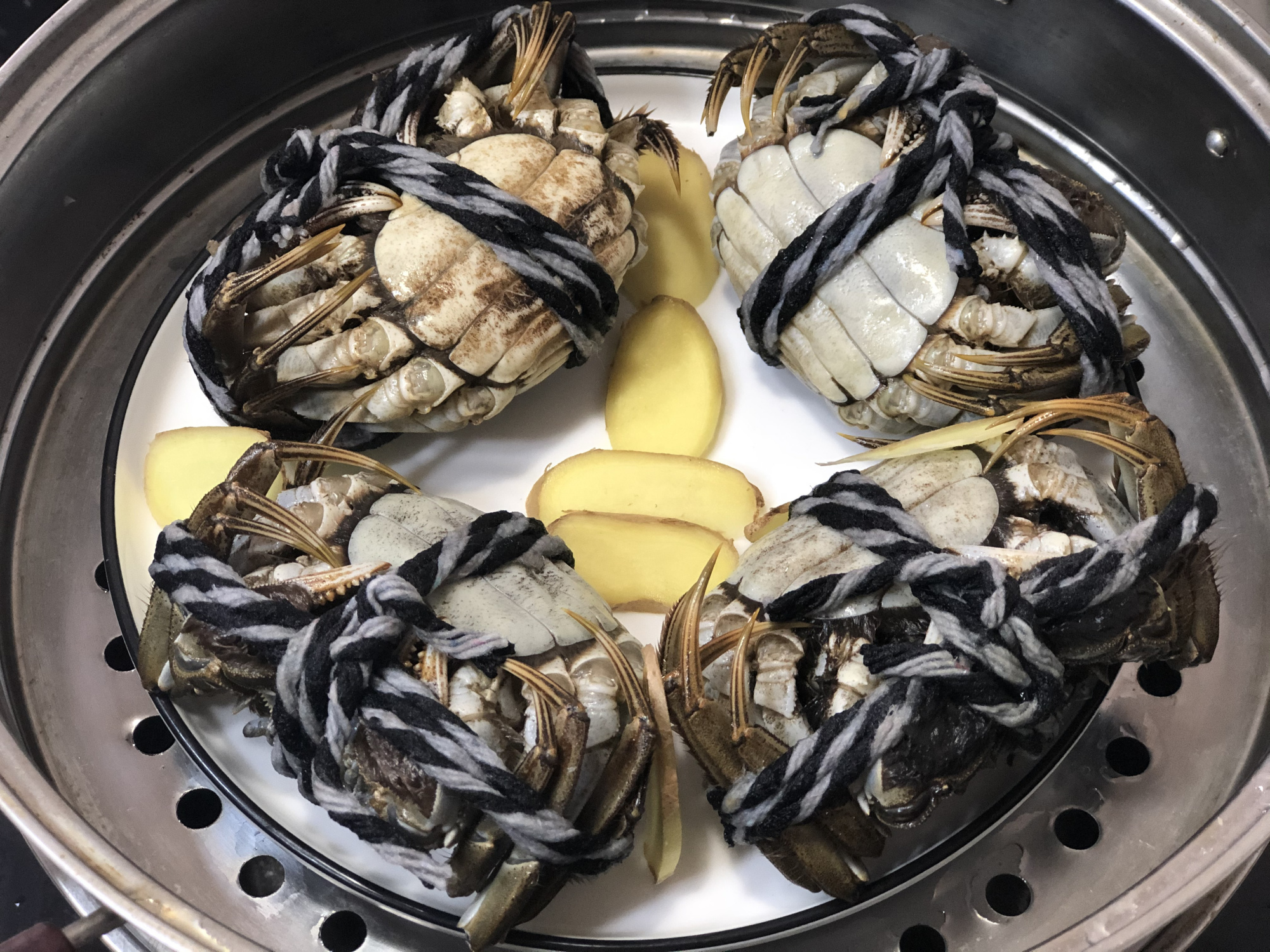 螃蟹用凉水蒸还是热水蒸,螃蟹蒸几分钟正好