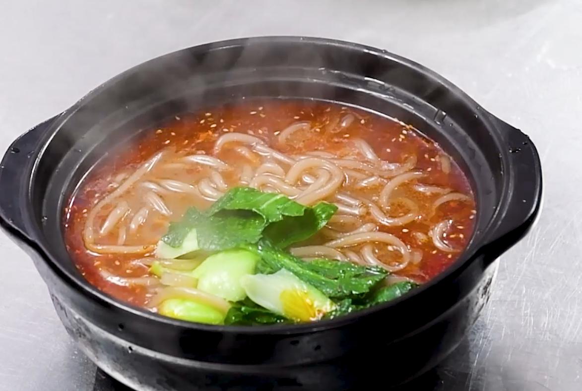 正宗的酸辣粉配方制作视频,酸辣粉的做法大全视频播放