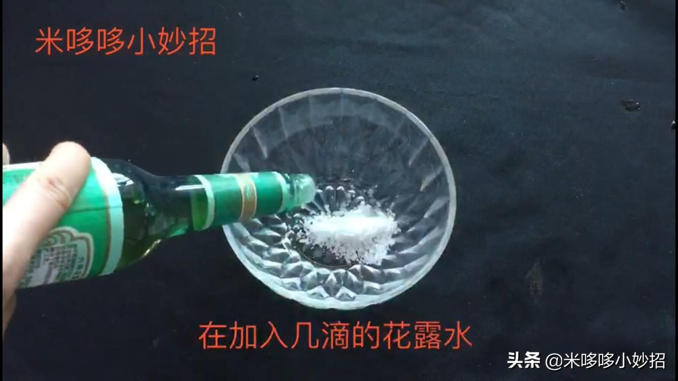 白衣服被洗衣机越洗越脏怎么处理,洗衣机里倒一杯水多脏的衣服