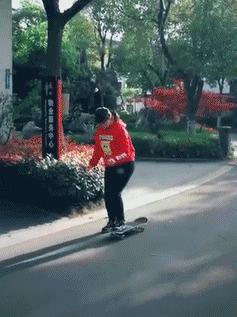 搞笑gif你以为我会乖乖地转圈吗,打着伞跳舞搞笑视频