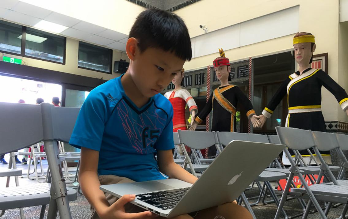 “我妈妈那里怎么不一样？”和孩子共浴的同时，也懂得要保持界限