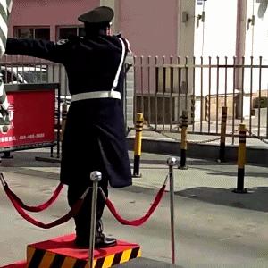 搞笑白色连衣裙视频,搞笑gif第356期