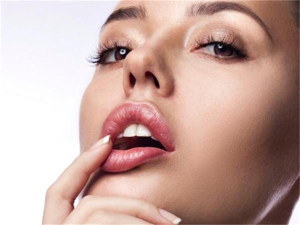 涂口红之前如何去掉死皮,每次涂完口红都会有死皮泛白