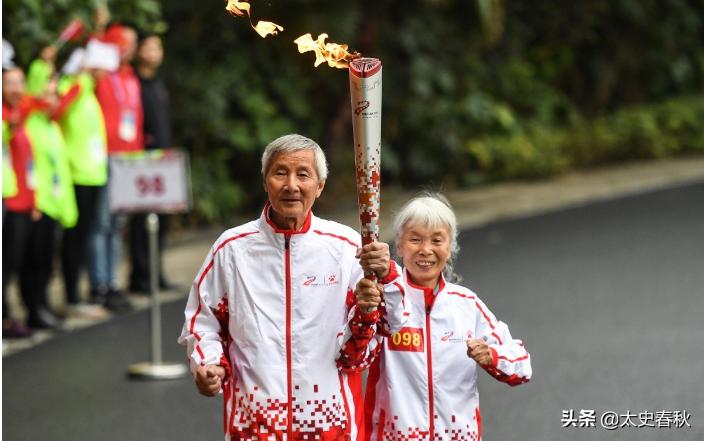 老人穿15元的鞋却捐款1000万,老奶奶捐钱1000万