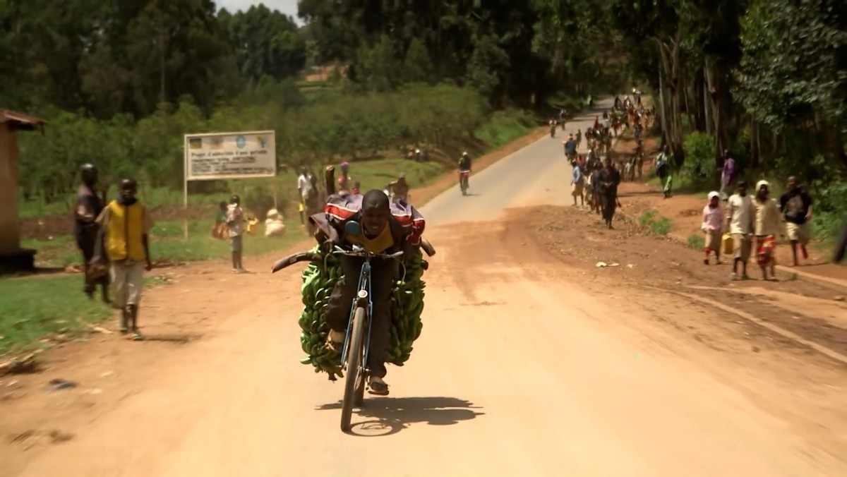非洲布隆迪的赚钱天才,骑着自行车运香蕉扒车门,满身绝活无人敌