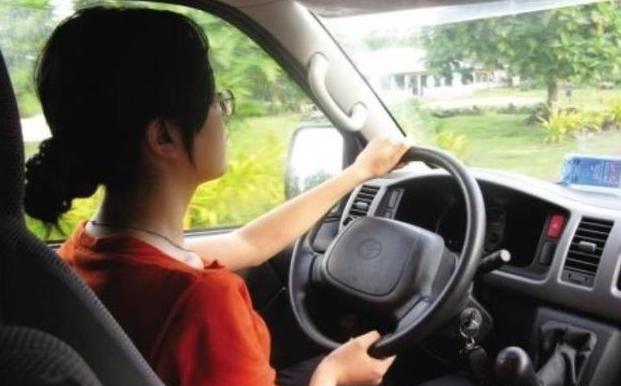 新手司机怎么判断车距车宽,判断车距不压线