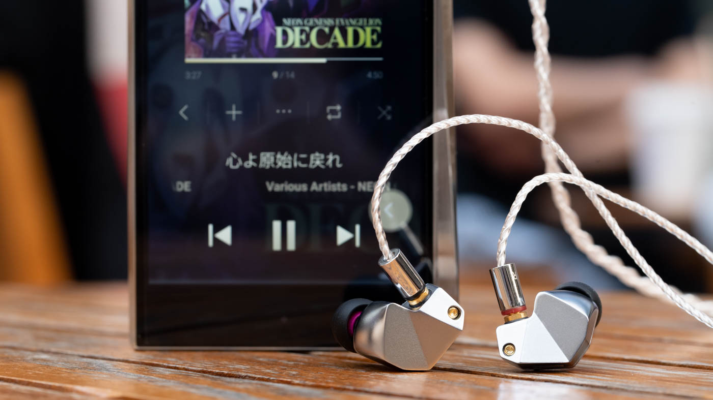 你要的是这个金耳机，这个银耳机，还是这个铁耳机呢？