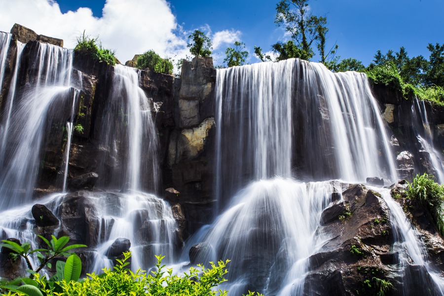 华侨城瀑布酒店房+餐+票，全部只要499！景区VIP通道免排队等你来