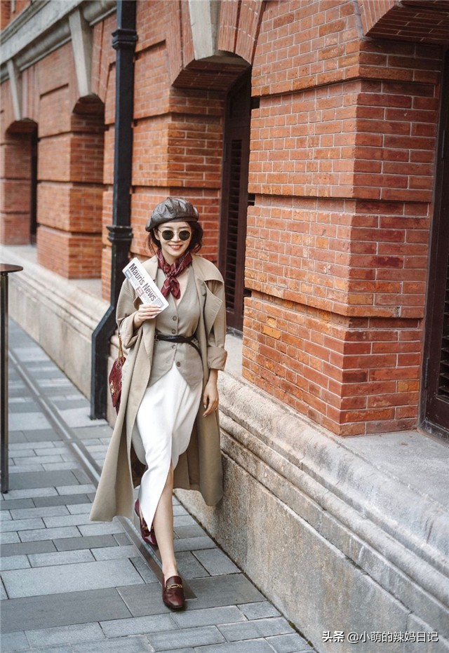 马丁靴搭配连帽风衣,冬天穿风衣千万别配两种裤子