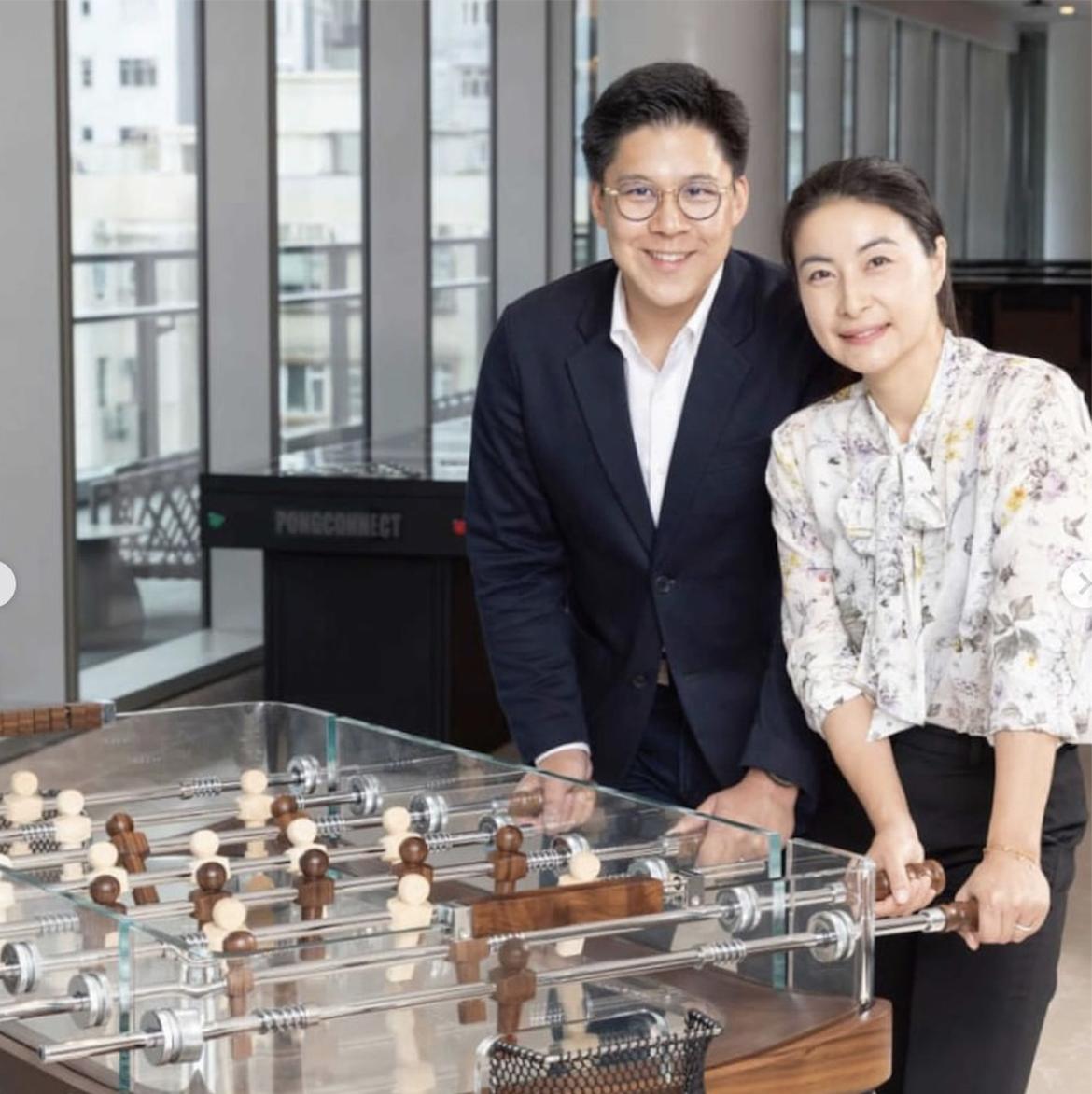 郭晶晶晒一家六口合照表白霍启刚,郭晶晶挺孕肚现身