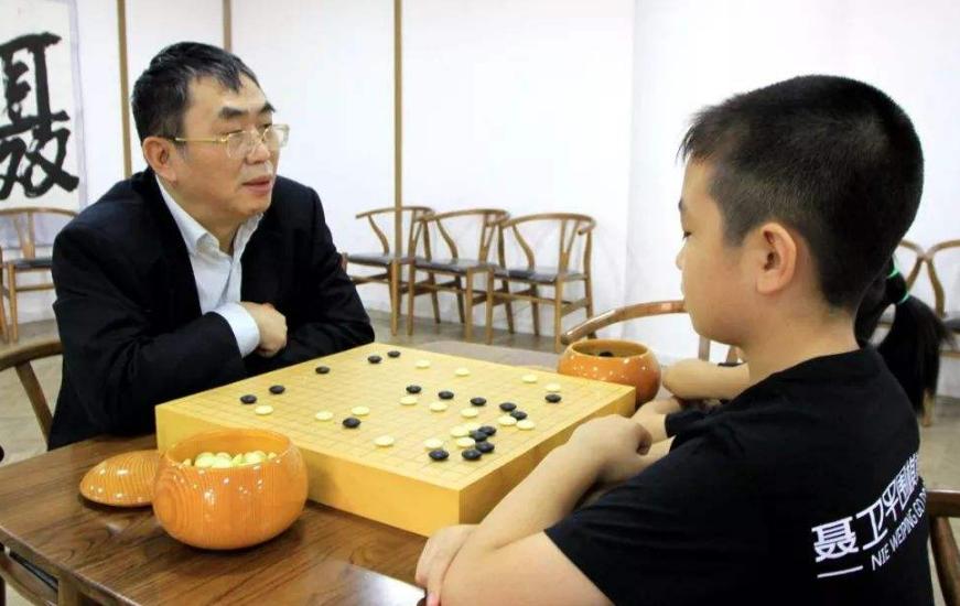 中国进世界杯聂卫平开茅台,聂卫平送中国足球酒