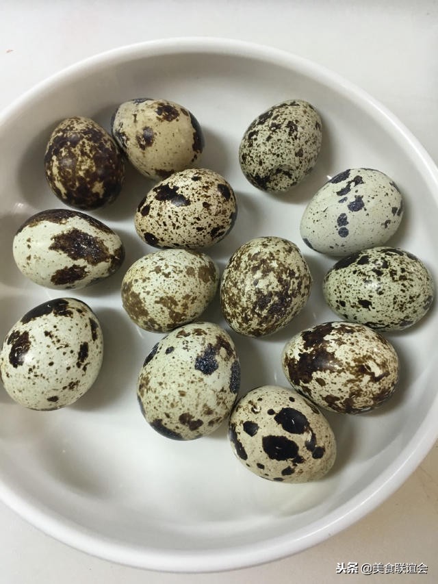 鹌鹑蛋快速剥蛋壳,鹌鹑蛋一秒剥完皮教程