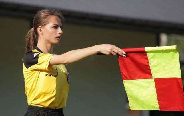 足球裁判员面对争议判罚的想法,足球讨论大会