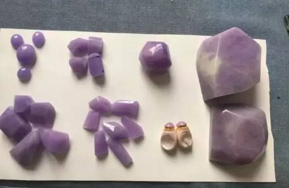 翡翠原石一刀暴涨视频,翡翠原石一刀切出20亿满色