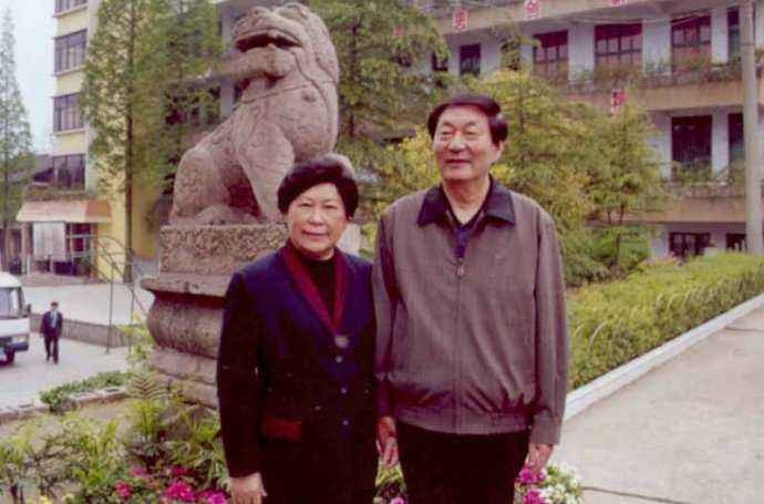 走近*镕基朱**及其家人：妻子劳安很“可爱”