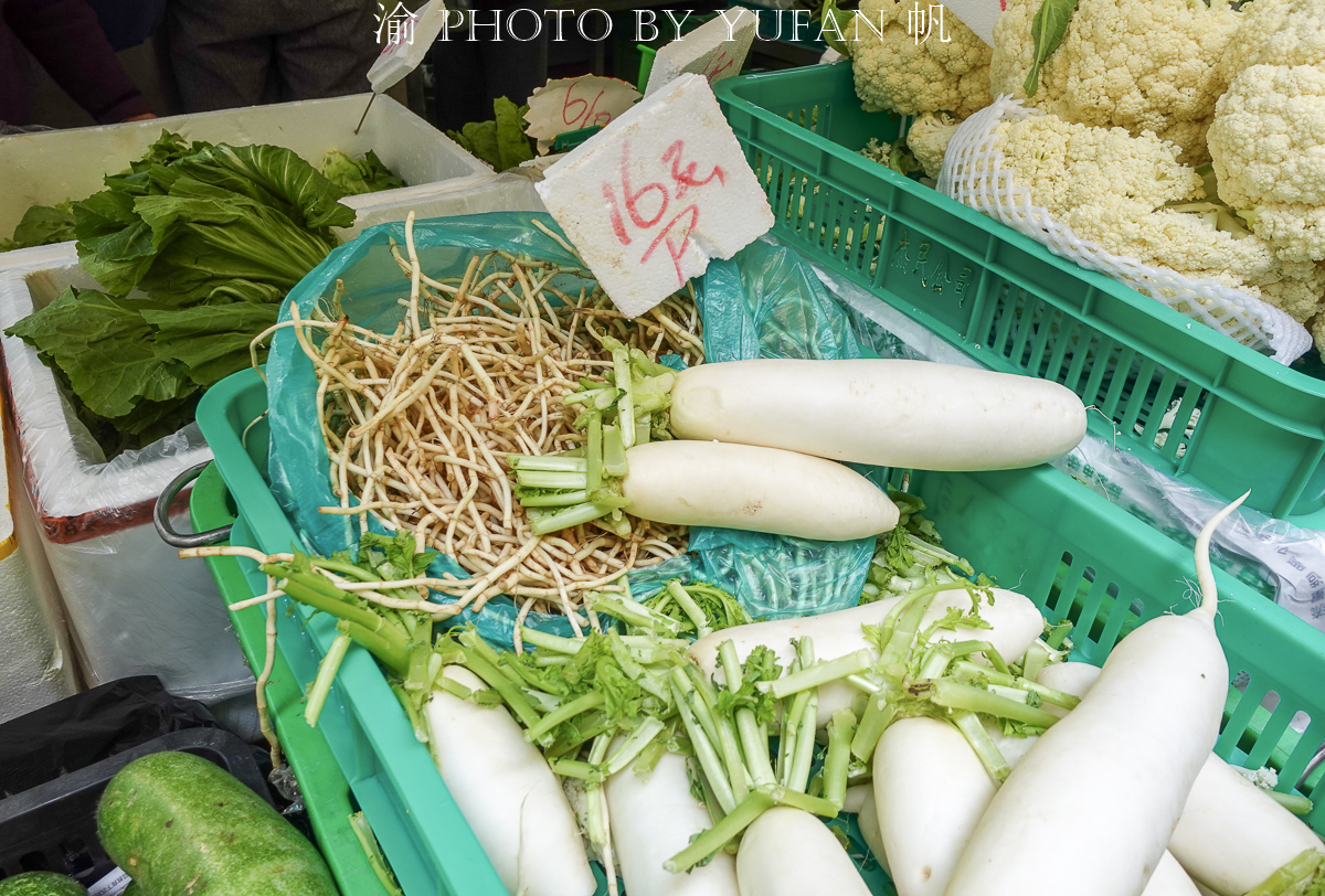 闲逛老店林立的澳门十月初五老街,菜市场的菜价有些出乎意料