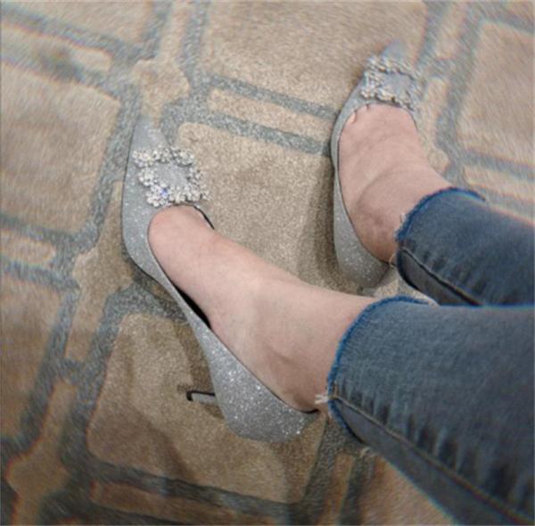 婚鞋如何选择既舒服又好看且实用 (红色婚鞋怎么挑选)