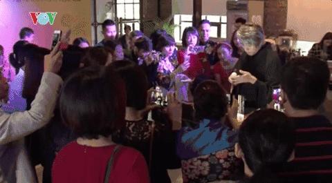 他说自己不是日本匠人，而是和果子艺术家，他做的和果子不忍吃掉