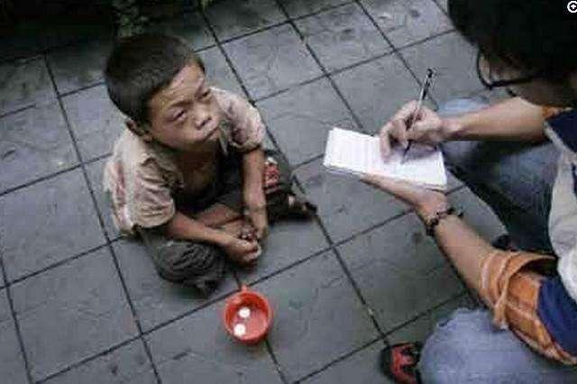 女儿忽然说在放学路上看到了鬼，父亲偷偷跟着，事后庆幸不已