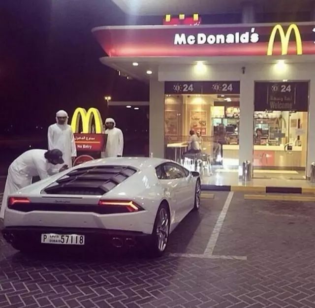 真以为开超跑穿SLP脚踩椰子的都是富二代？