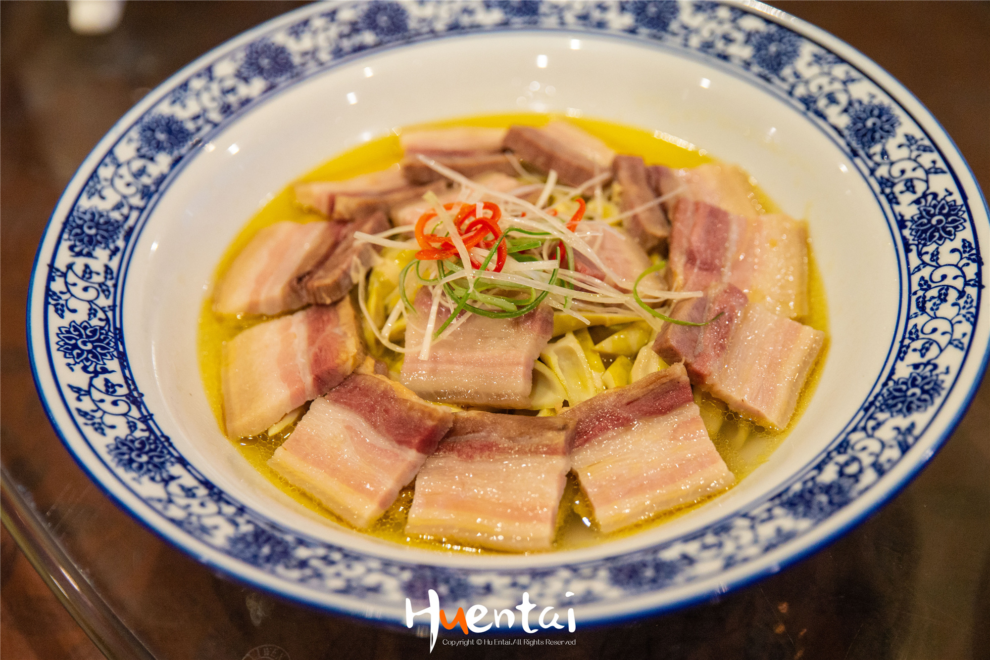 住星空帐篷吃土灶饭，看孔雀开屏，这个520就要来点不一样