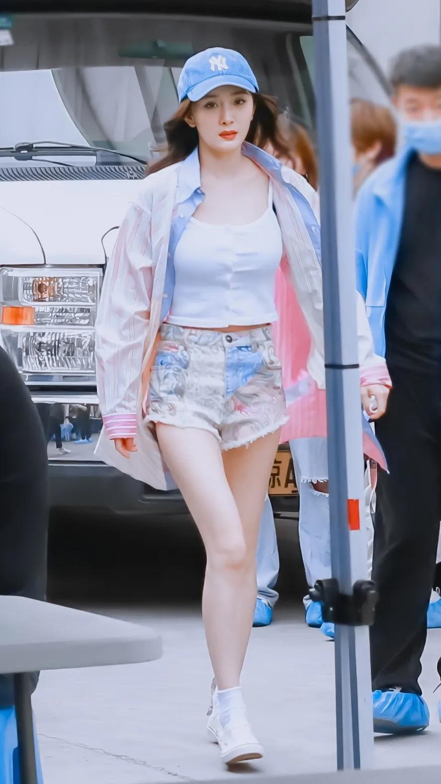 杨幂穿连体短裤时尚大片,杨幂现身粉色风衣配短裤