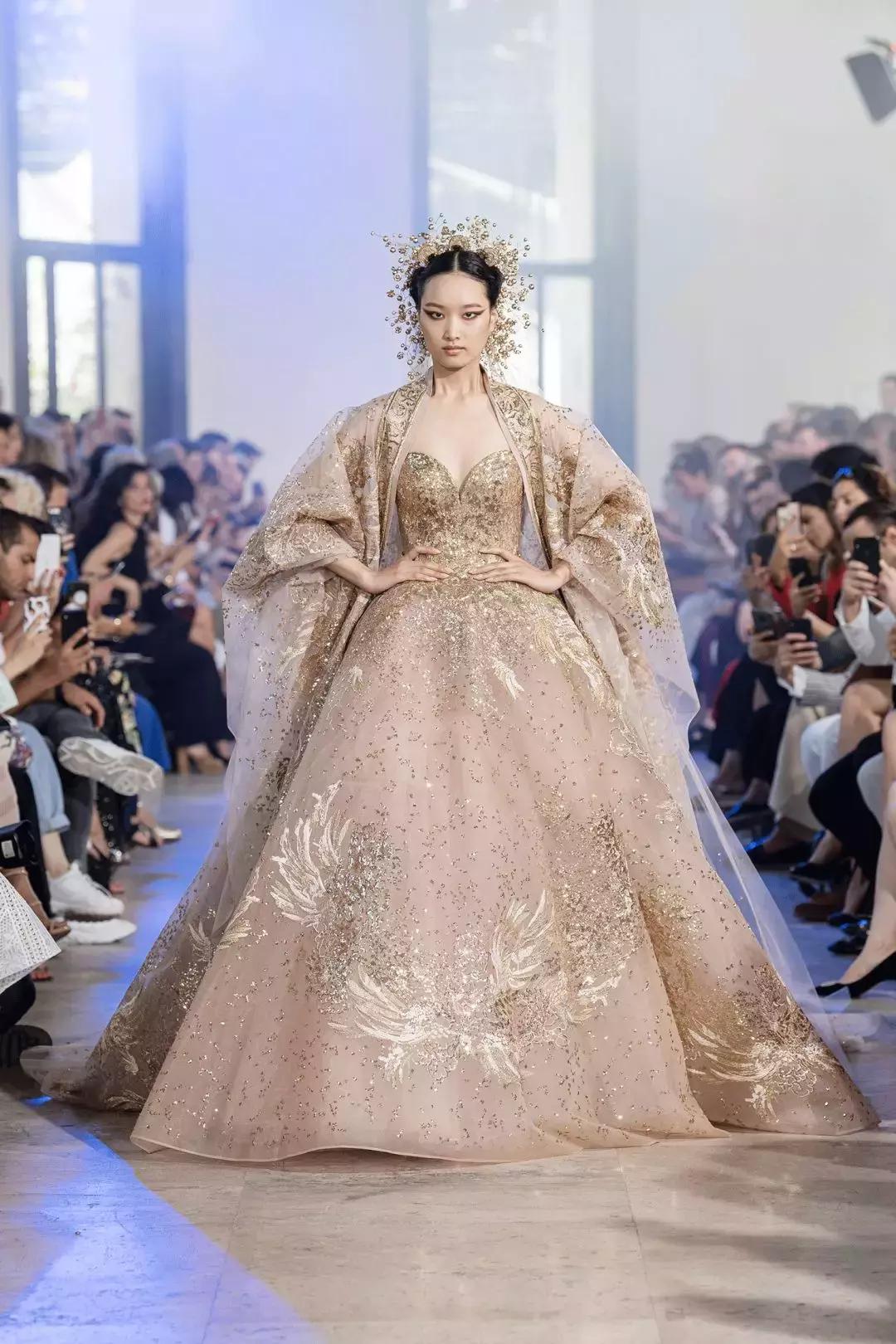 15万颗施华洛世奇水晶,eliesaab婚纱