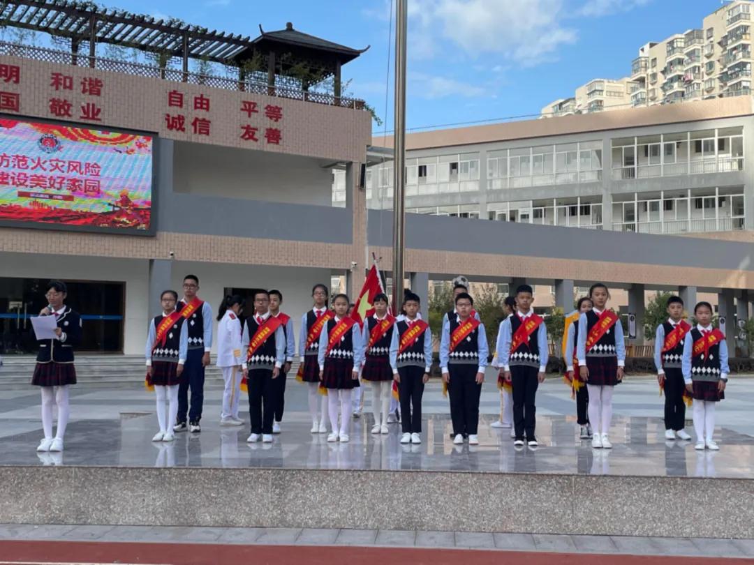 升旗仪式护旗手发言稿,第十周升旗仪式