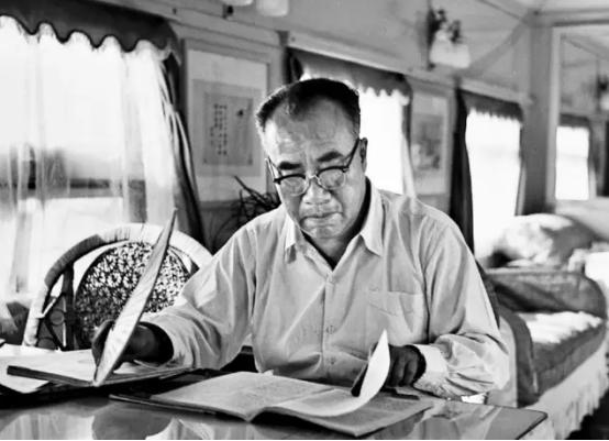 刘建期待小汽车接他上小学，等来脚蹬三轮车，*德朱**的做法让人敬佩