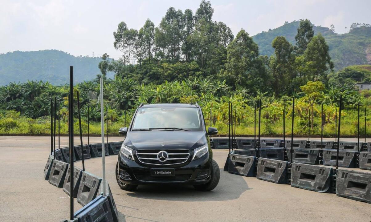 奔驰mpv埃尔法,奔驰v级不比埃尔法有面子吗