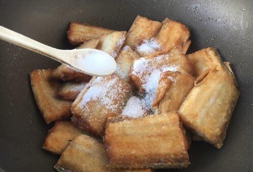 家常版红焖带鱼段，加水时教你1招，保证不返腥