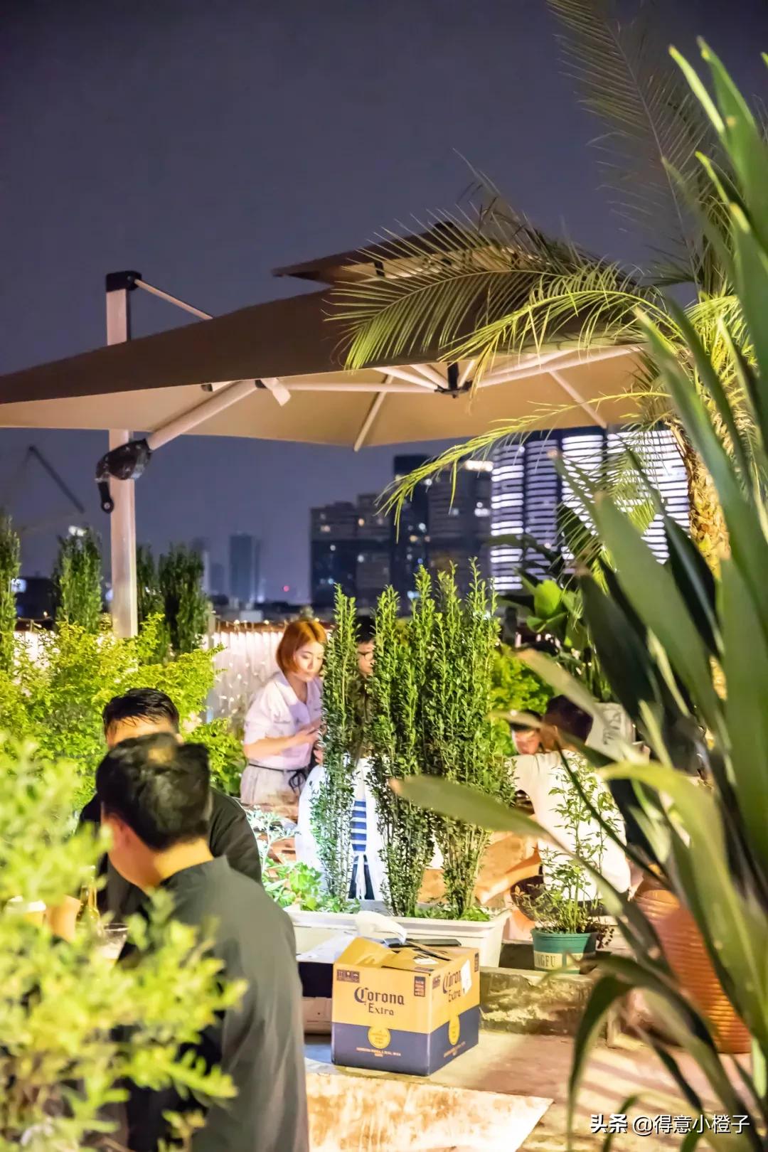 楼顶喝酒看日出,楼顶喝酒夜景视频实拍