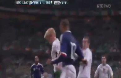 足球下意识手球动作分析,足球的手球规则与最新规则