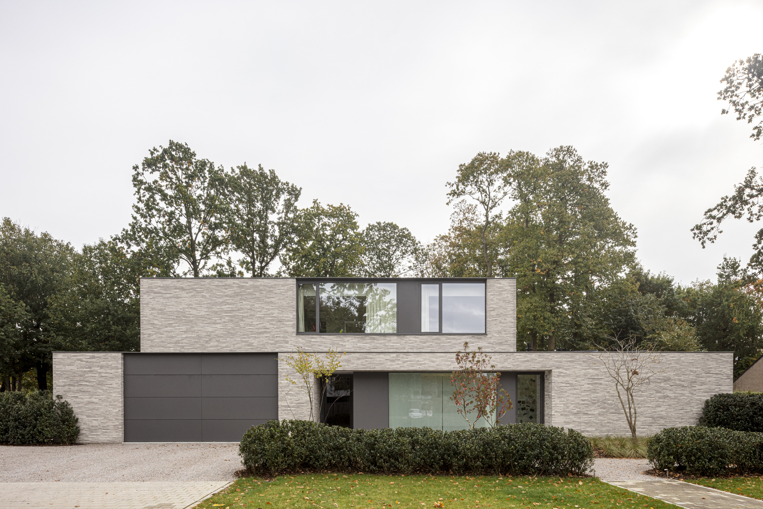 住宅设计：整个一楼都做成了落地窗，这栋别墅的结构太特别了