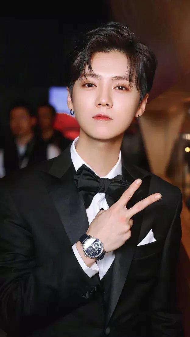 鹿晗壁纸浅蓝色系,鹿晗壁纸皮衣