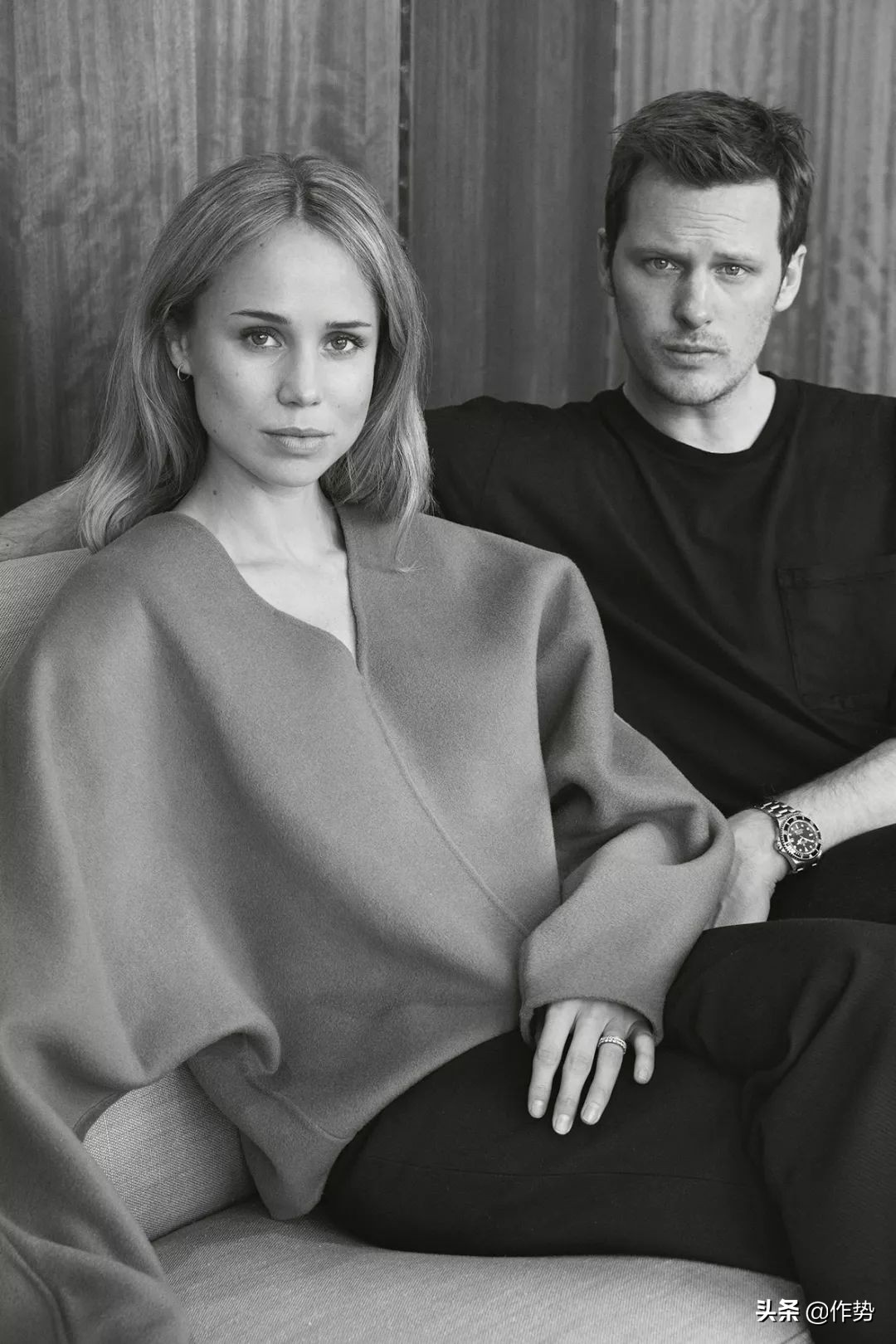 都挺好的朱丽穿的大衣是啥牌子,挺好里的二嫂